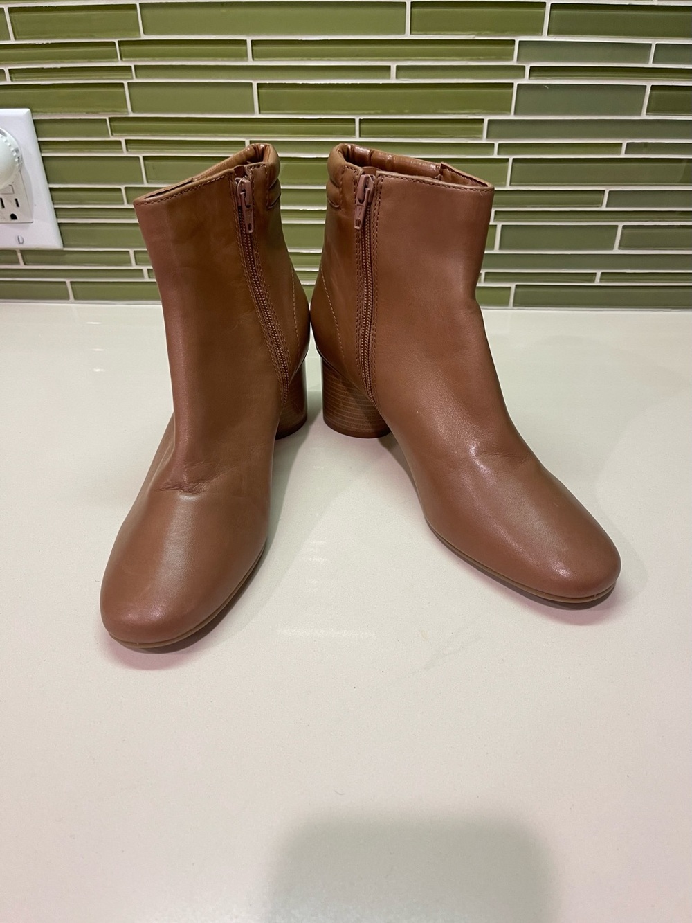 NWOB Bernardo Studio Caramel Leather Ankle Boots with Side Zip Sz 7
